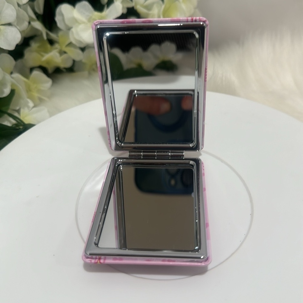Hello Kitty Compact Mirror - Picture 3 of 4